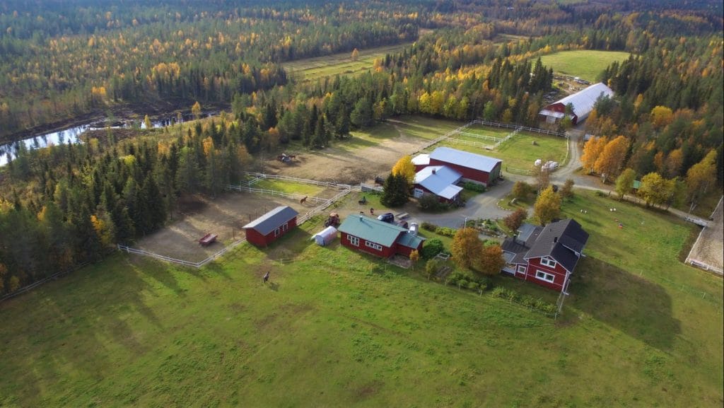 Ruska Laukka talli Ruka-Kuusamossa lintuperspektiivistä katsottuna
