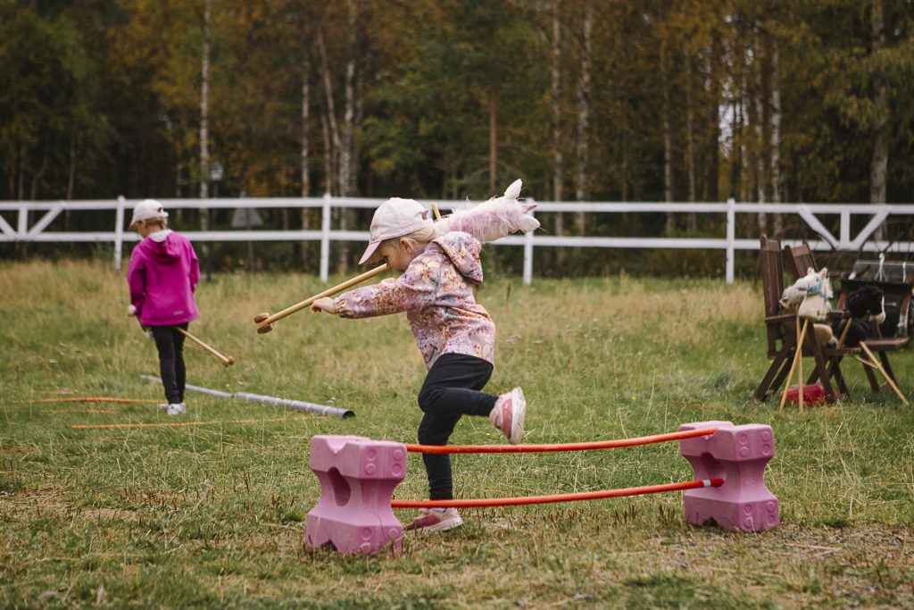 Lapset suorittavat toiminnallista rataa Ronivaaran ulkoalueella.